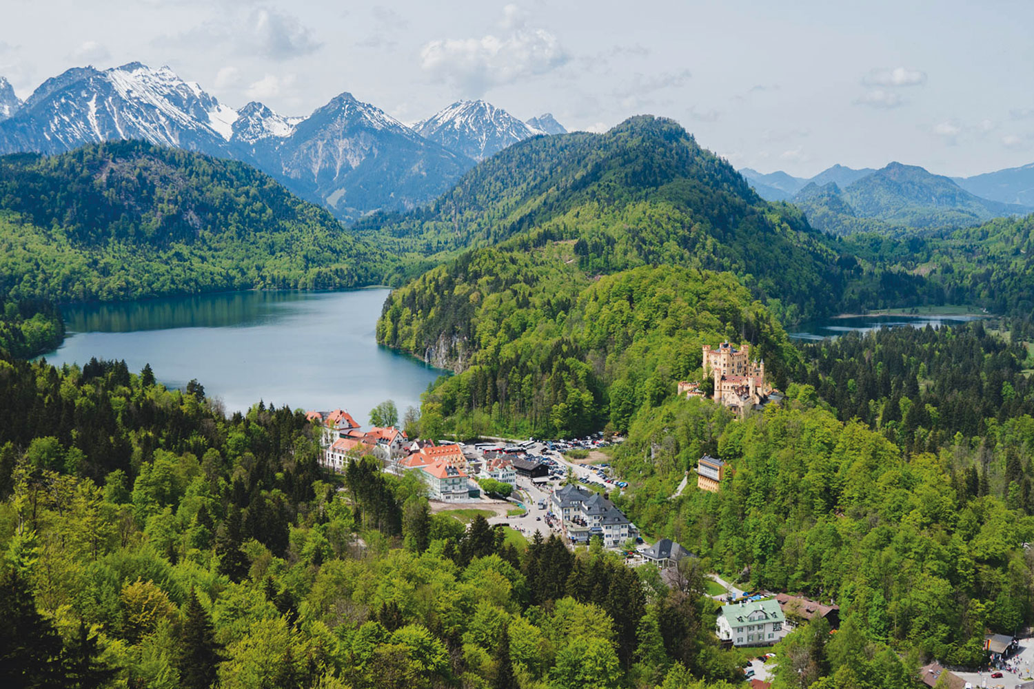 Какое озеро в европе является самым крупным. Нойшванштайн озеро. Alpsee Бавария. Хоэншвангау. Нойшванштайн озеро рядом.